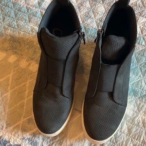 Black wedge shoe